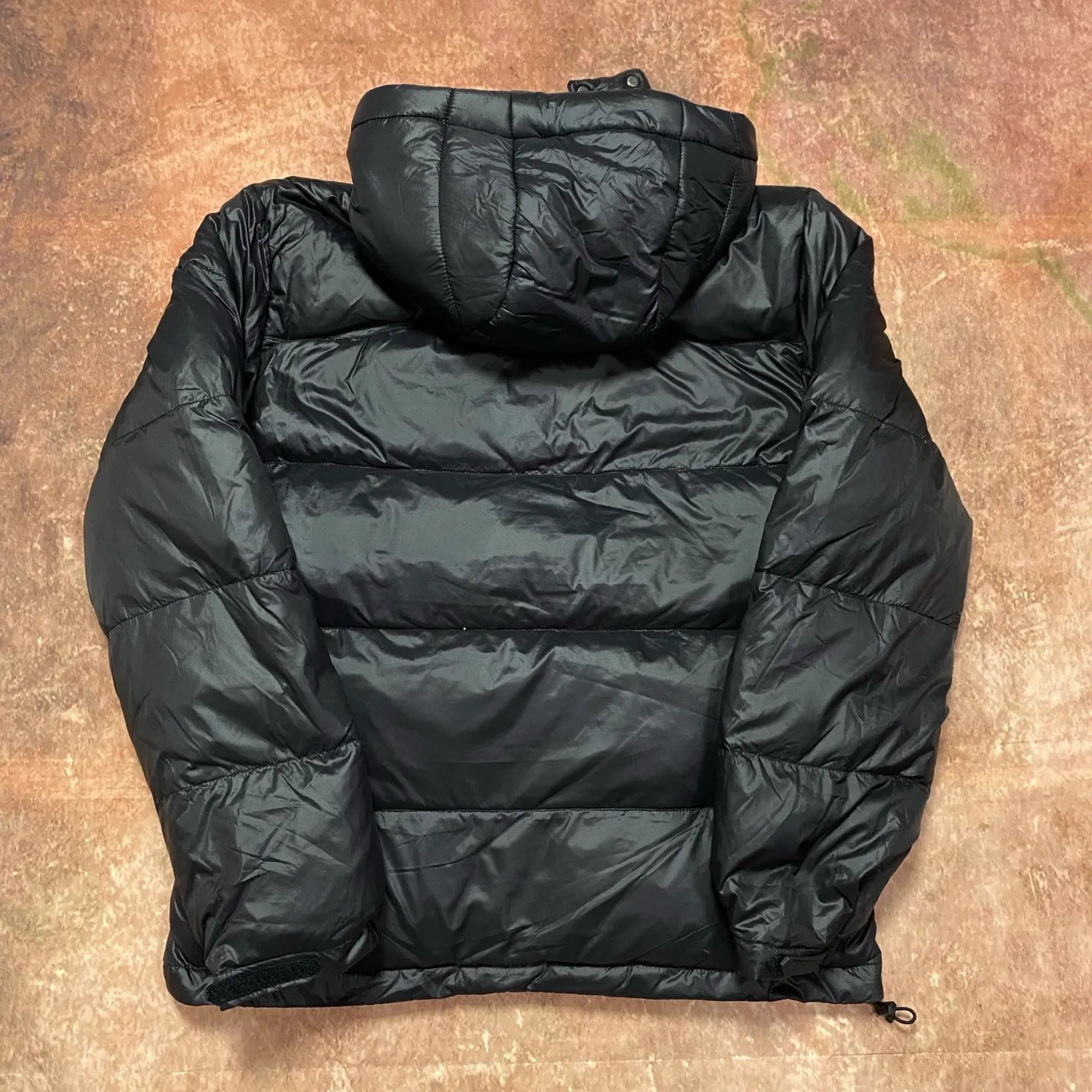 P740 The top version distinguishes currency from the official website for details, scan the QR code to enter the official website] 24SS Winter New Rah Lauren Winter Gorham Down Jacket with Detachable Hood Down Jacket is windproof and waterproof. The same top version as the official website - Color: Black, Navy Blue, Glossy Black - The top version distinguishes market currency - Purchase the original mold to create a full set of customized accessories, details determine success or failure. - ·Comes from the United States, and has a strong American flavor. ·The two brands under his name, by Rah Lauren and Rah Lauren, have created a sales field of high-quality fashion in the world, and continue to carry forward the designer's reputation and the brand's glorious image. - - Accessories: original tag, washed label + electroplated YK zipper logo, customized Laf Loren zipper - full set of accessories - the same style for both men and women, size m-xxl